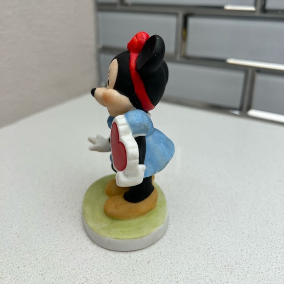 Vintage Minnie Mouse Figurine Heart Walt Disney Productions Bisque Porcelain - Picture 4 of 10